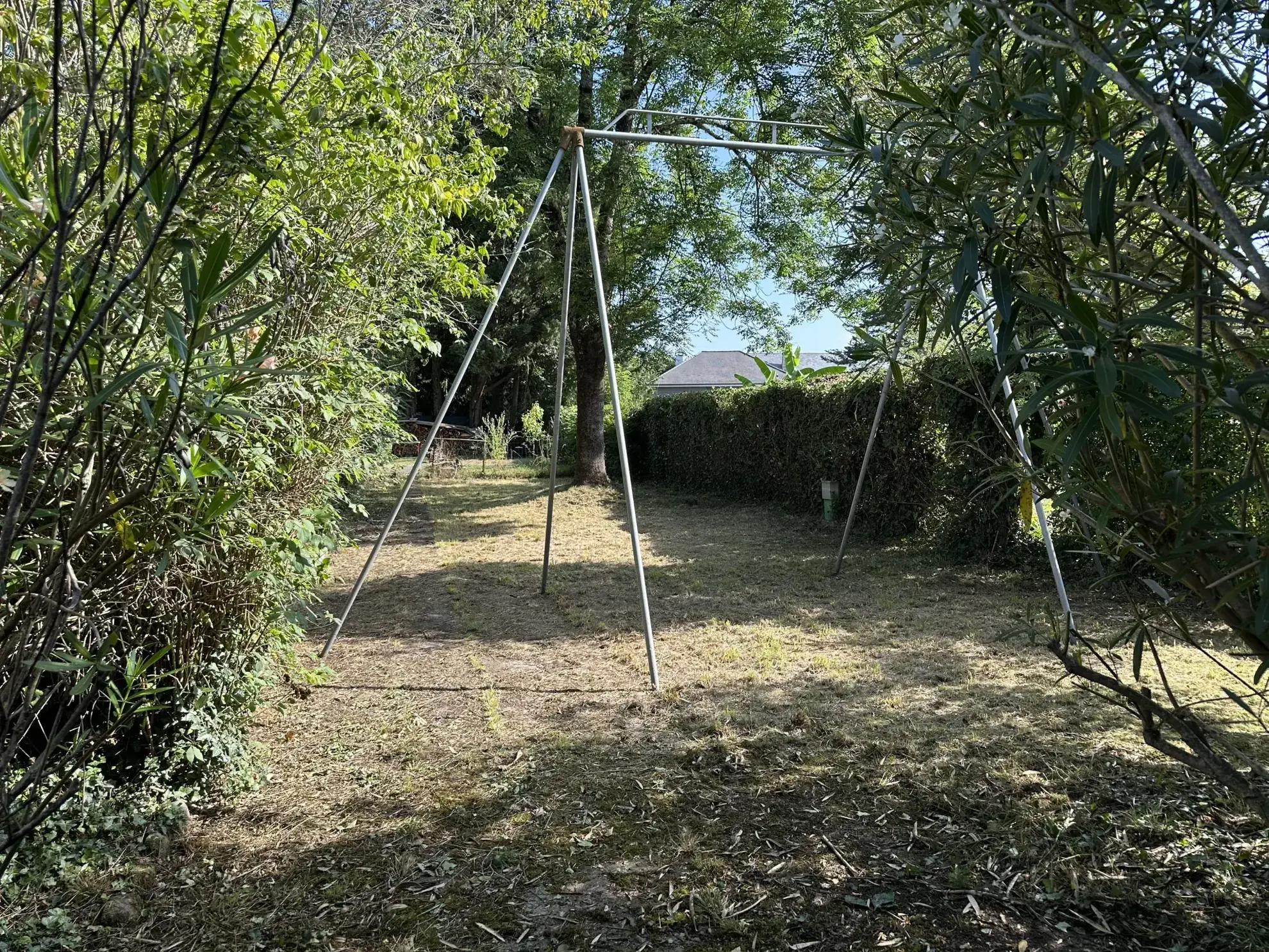 Immeuble de 1120 m² à Gurmençon, ancien hôtel, potentiel de rénovation 
