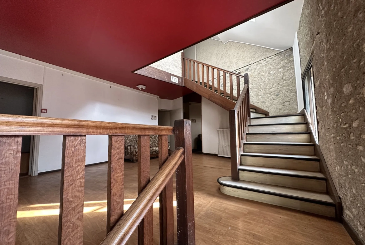 Immeuble de 1120 m² à Gurmençon, ancien hôtel, potentiel de rénovation 