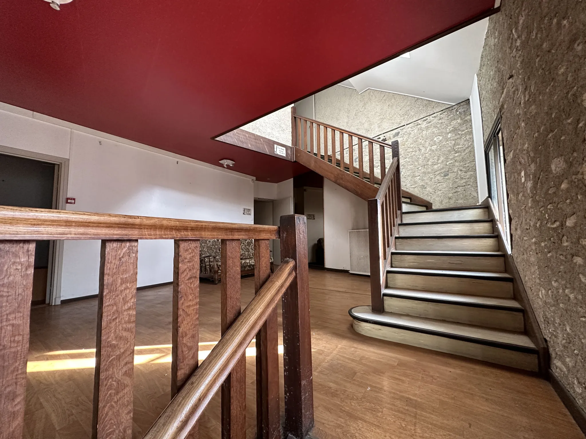 Immeuble de 1120 m² à Gurmençon, ancien hôtel, potentiel de rénovation 