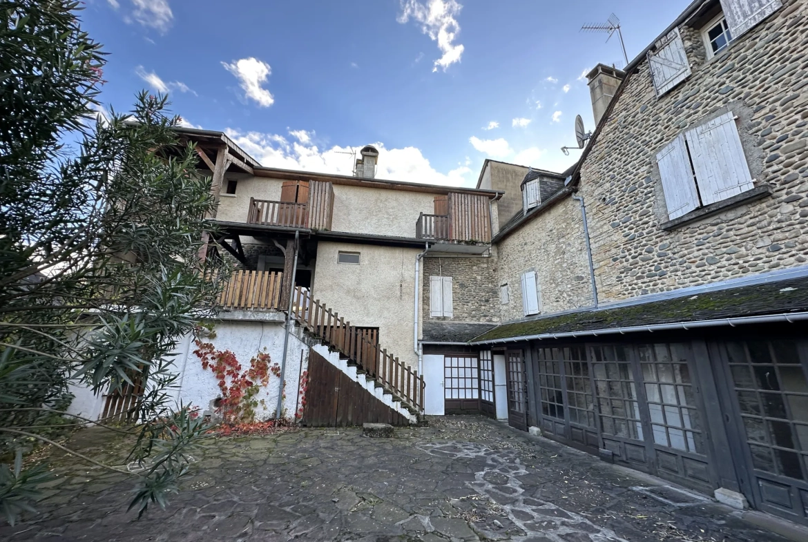 Immeuble de 1120 m² à Gurmençon, ancien hôtel, potentiel de rénovation 