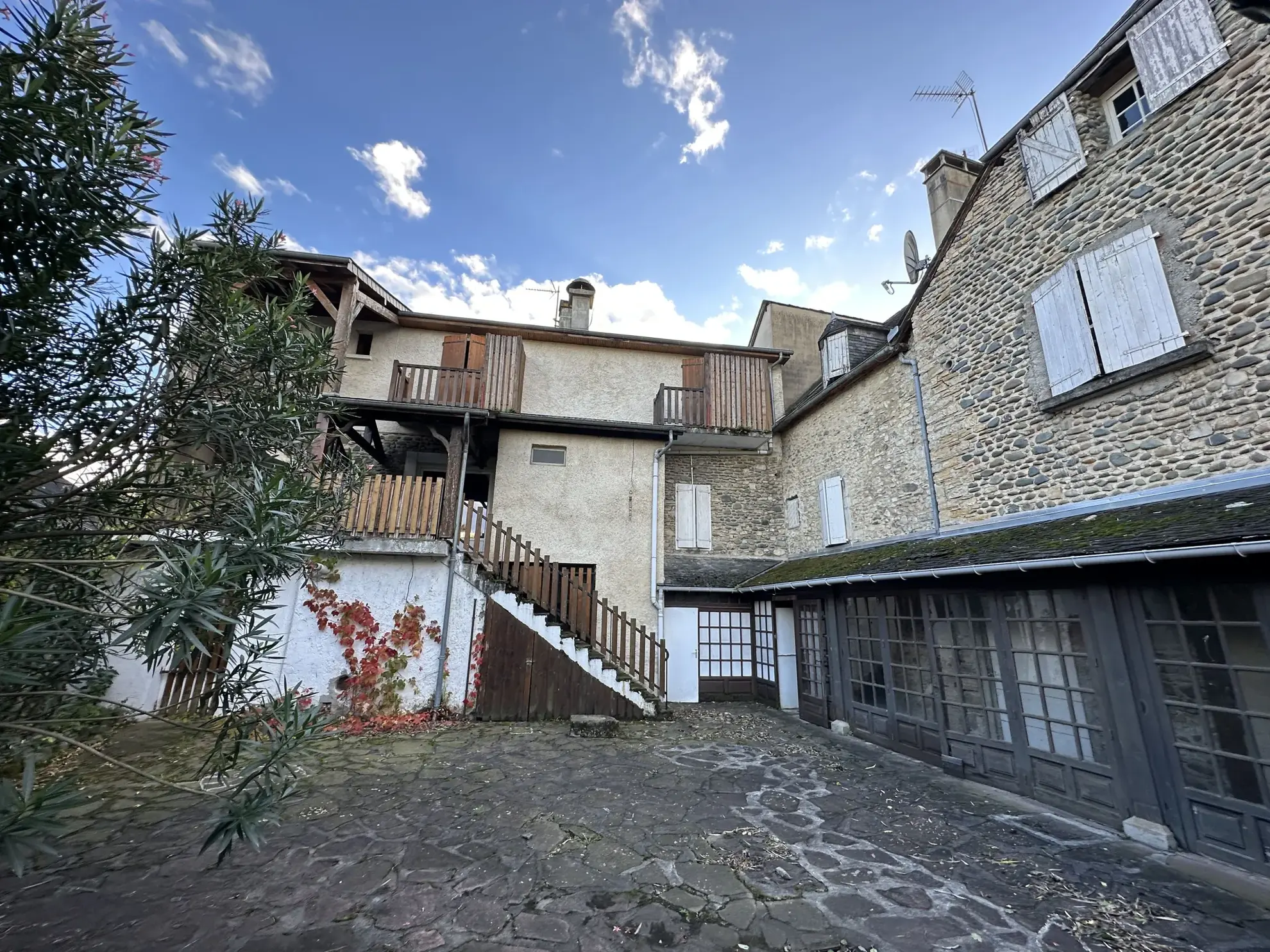 Immeuble de 1120 m² à Gurmençon, ancien hôtel, potentiel de rénovation 