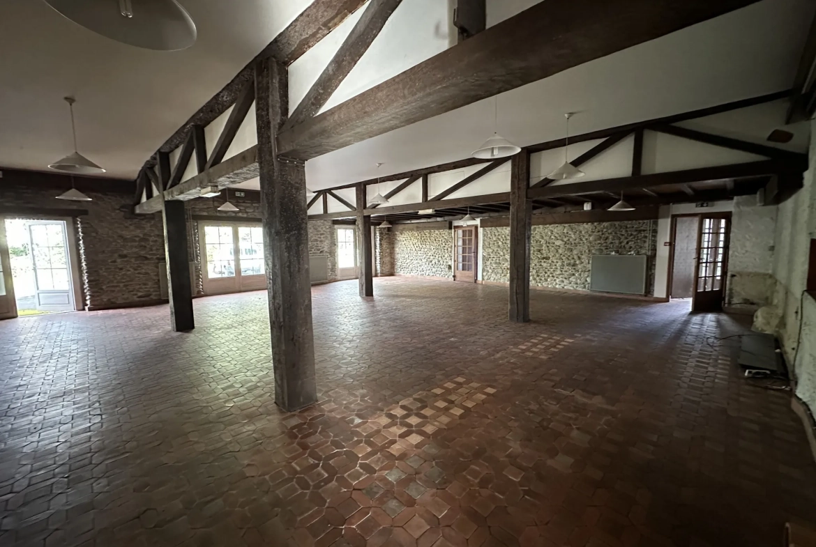 Immeuble de 1120 m² à Gurmençon, ancien hôtel, potentiel de rénovation 