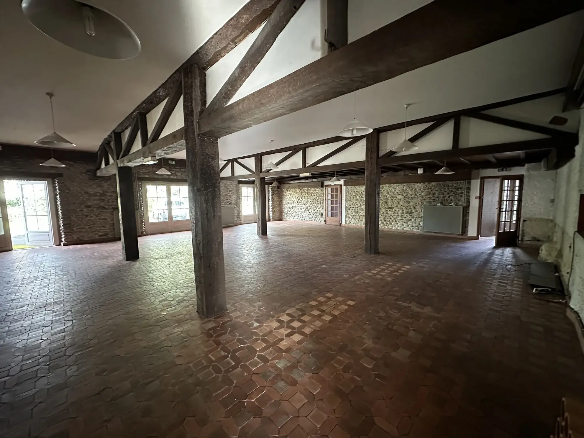 Immeuble de 1120 m² à Gurmençon, ancien hôtel, potentiel de rénovation 