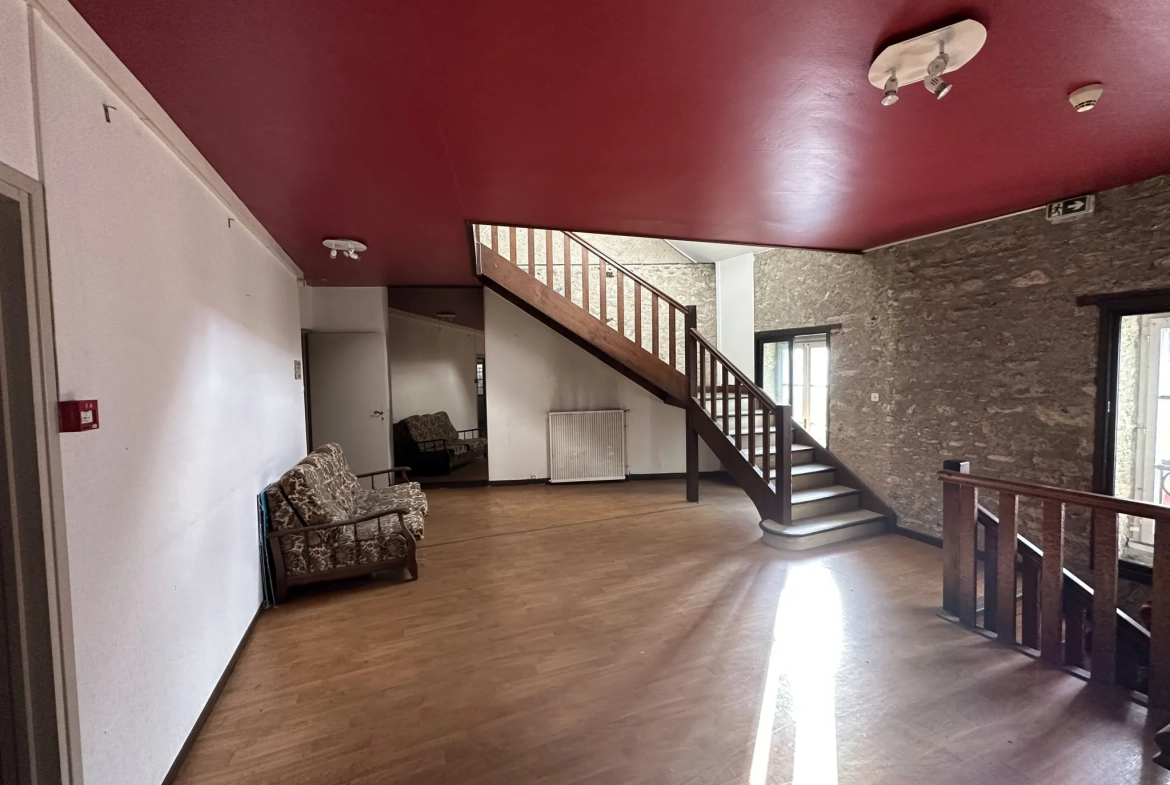 Immeuble de 1120 m² à Gurmençon, ancien hôtel, potentiel de rénovation 
