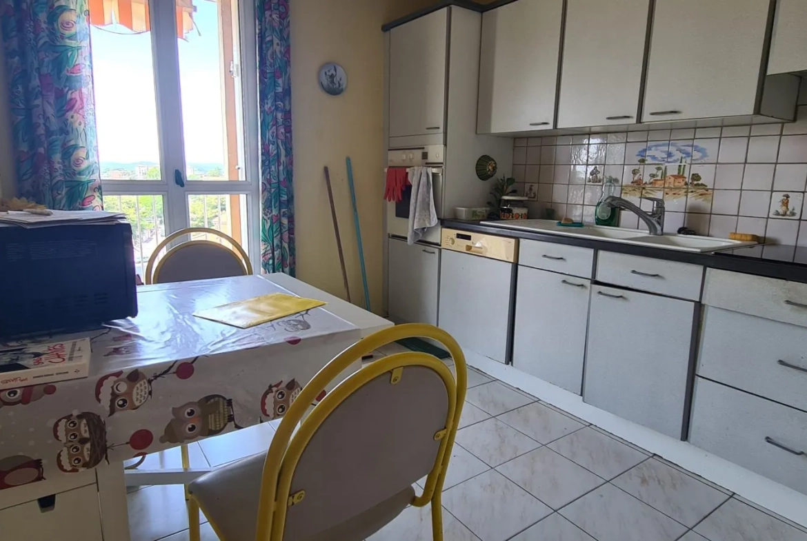 Grand appartement T4 avec terrasse et vue panoramique à Avignon 