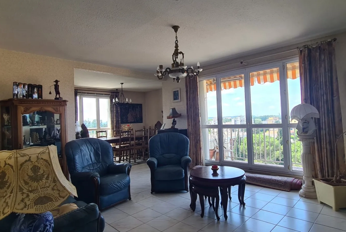 Grand appartement T4 avec terrasse et vue panoramique à Avignon 