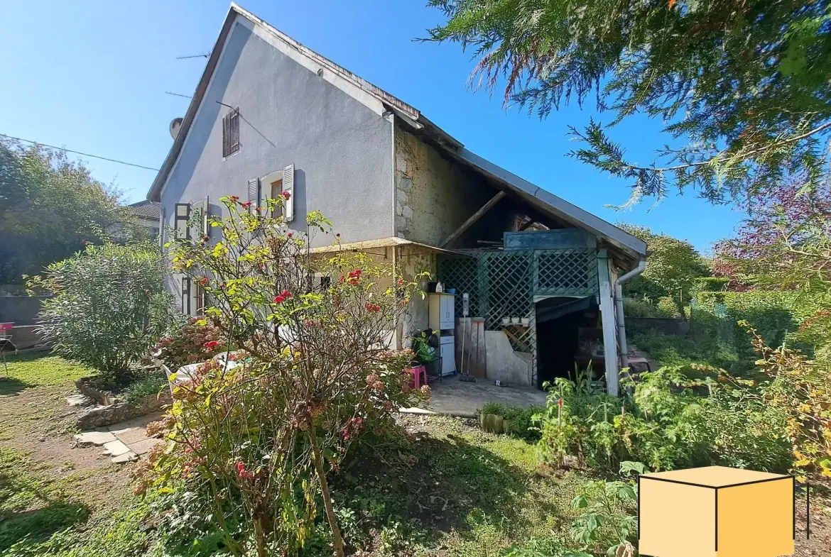 Maison de ville à Belley avec grand terrain, dépendances et potentiel d'aménagement 
