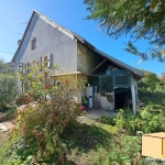 Maison de ville à Belley avec grand terrain, dépendances et potentiel d'aménagement