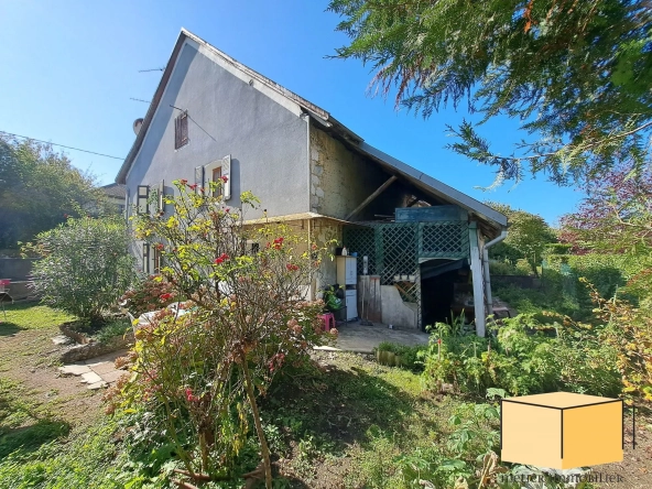 Maison de ville à Belley avec grand terrain, dépendances et potentiel d'aménagement