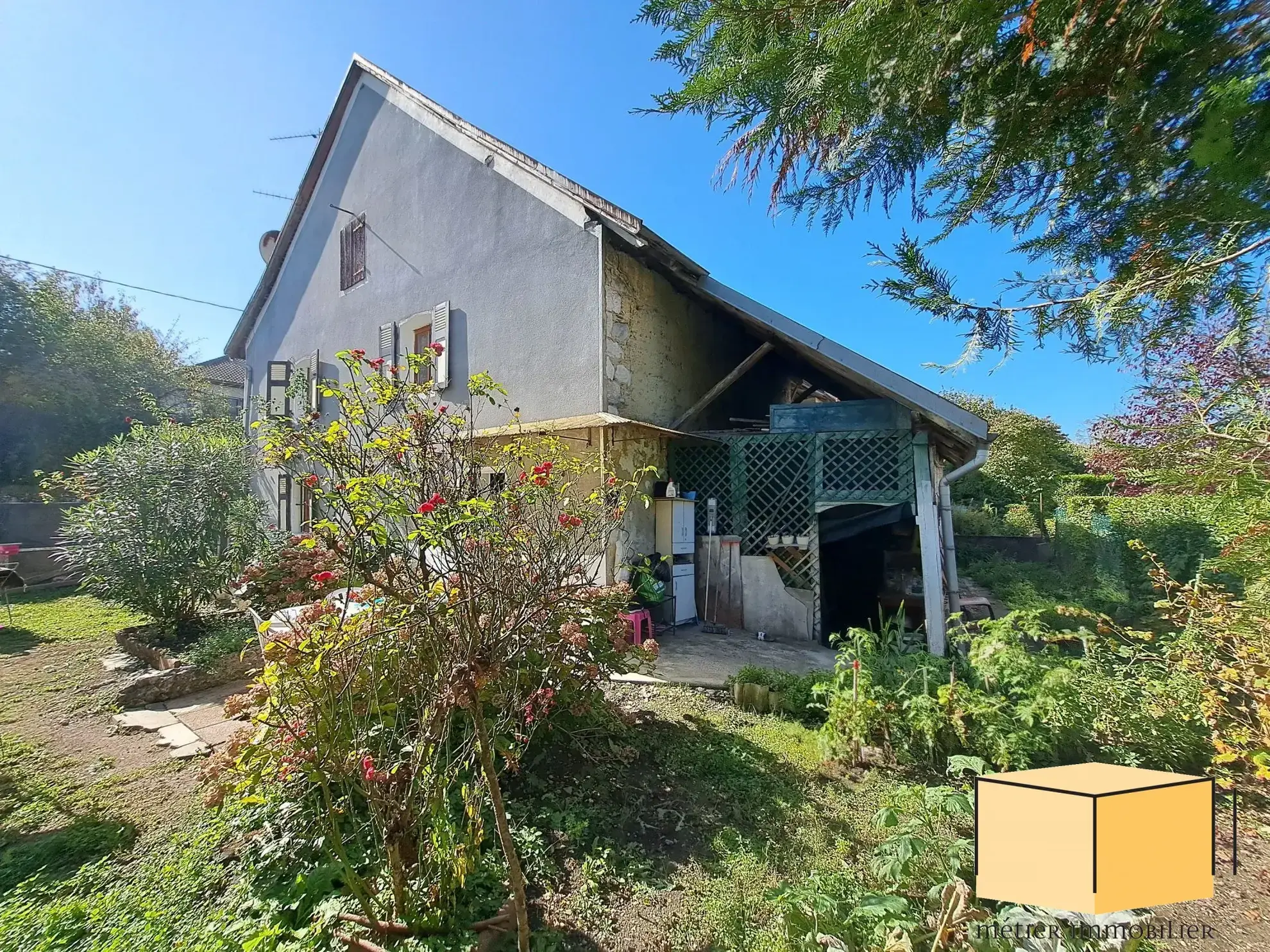Maison de ville à Belley avec grand terrain, dépendances et potentiel d'aménagement 