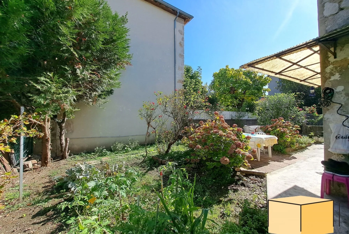 Maison de ville à Belley avec grand terrain, dépendances et potentiel d'aménagement 