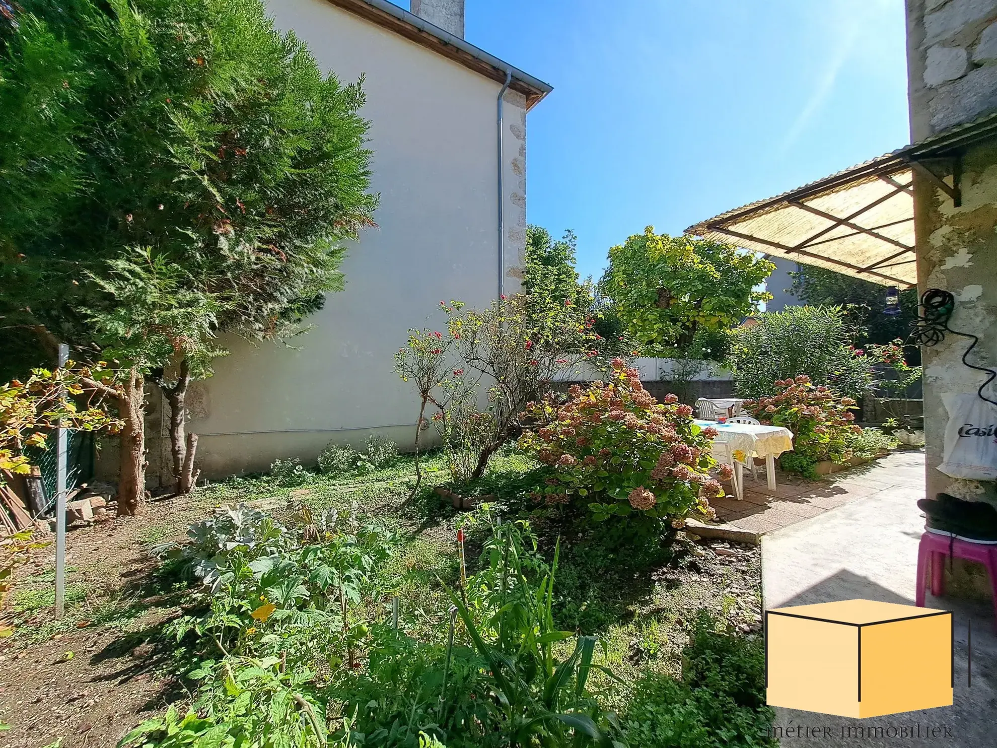 Maison de ville à Belley avec grand terrain, dépendances et potentiel d'aménagement 