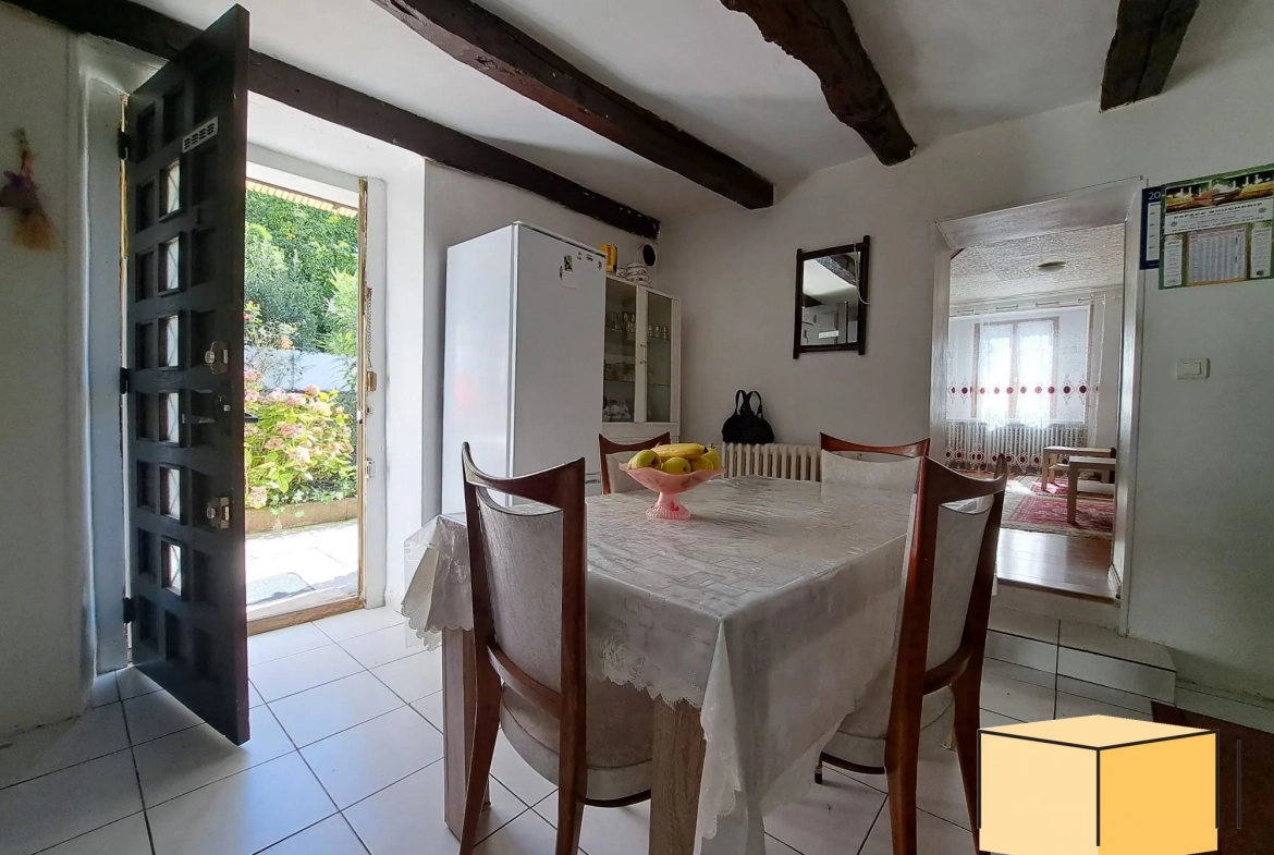 Maison de ville à Belley avec grand terrain, dépendances et potentiel d'aménagement 