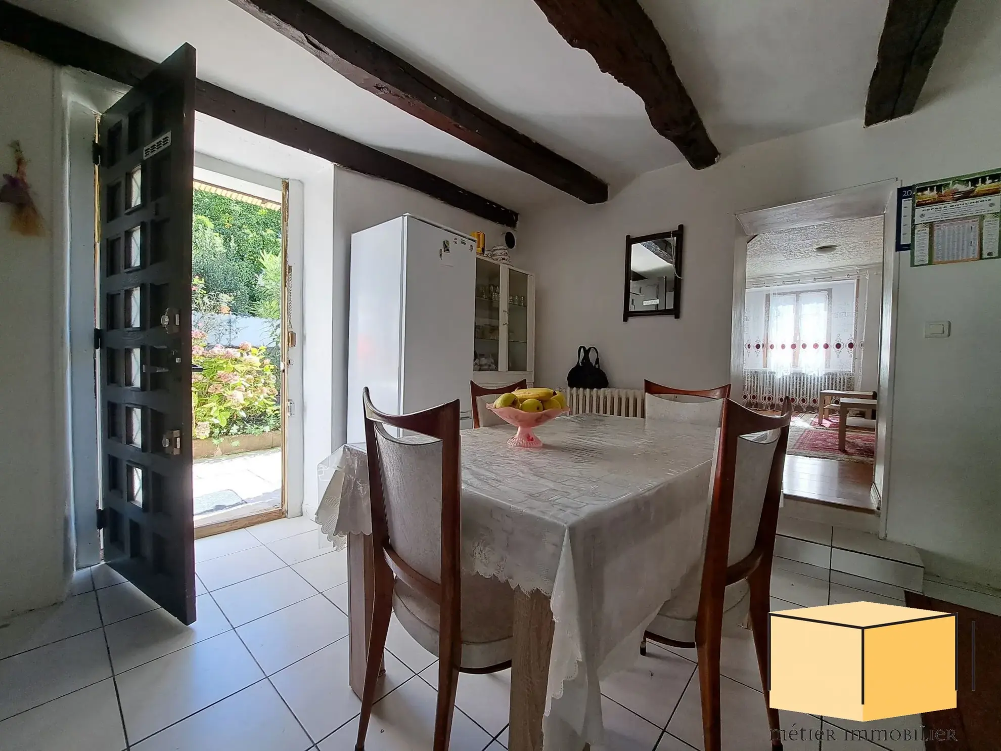 Maison de ville à Belley avec grand terrain, dépendances et potentiel d'aménagement 