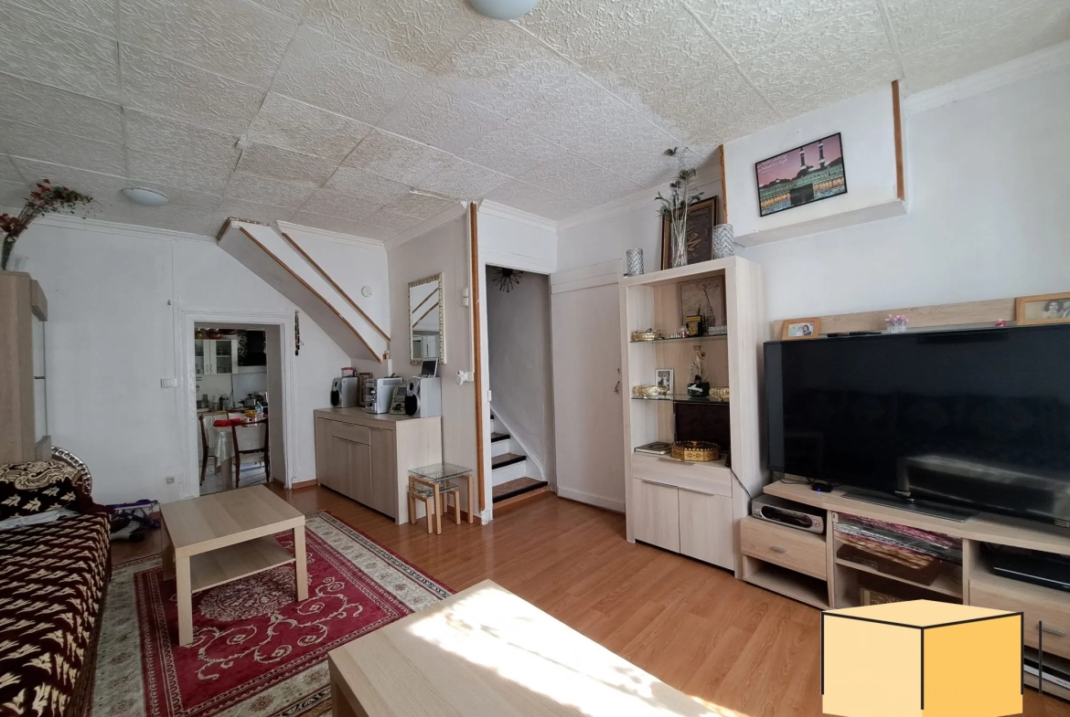 Maison de ville à Belley avec grand terrain, dépendances et potentiel d'aménagement 