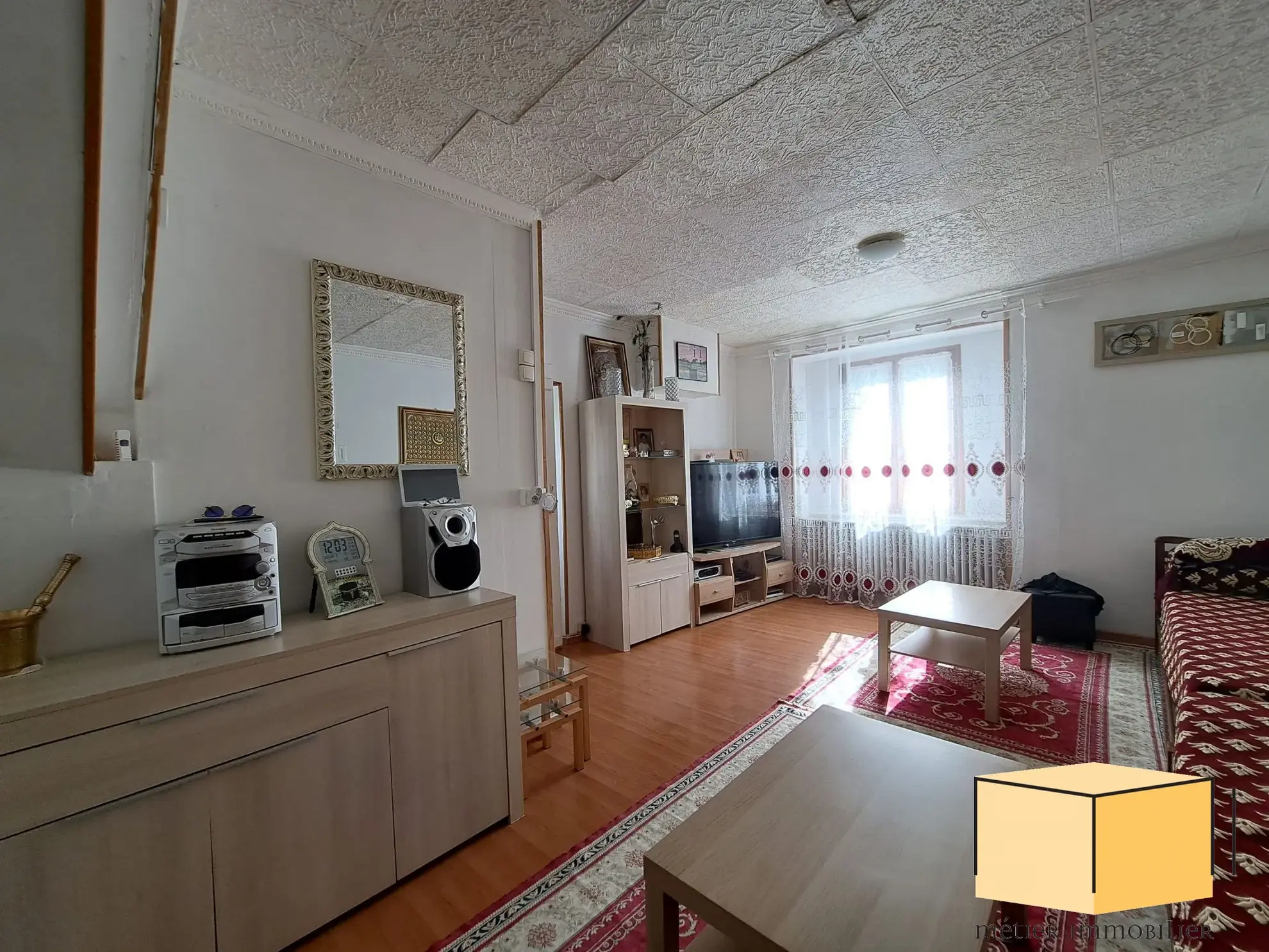 Maison de ville à Belley avec grand terrain, dépendances et potentiel d'aménagement 