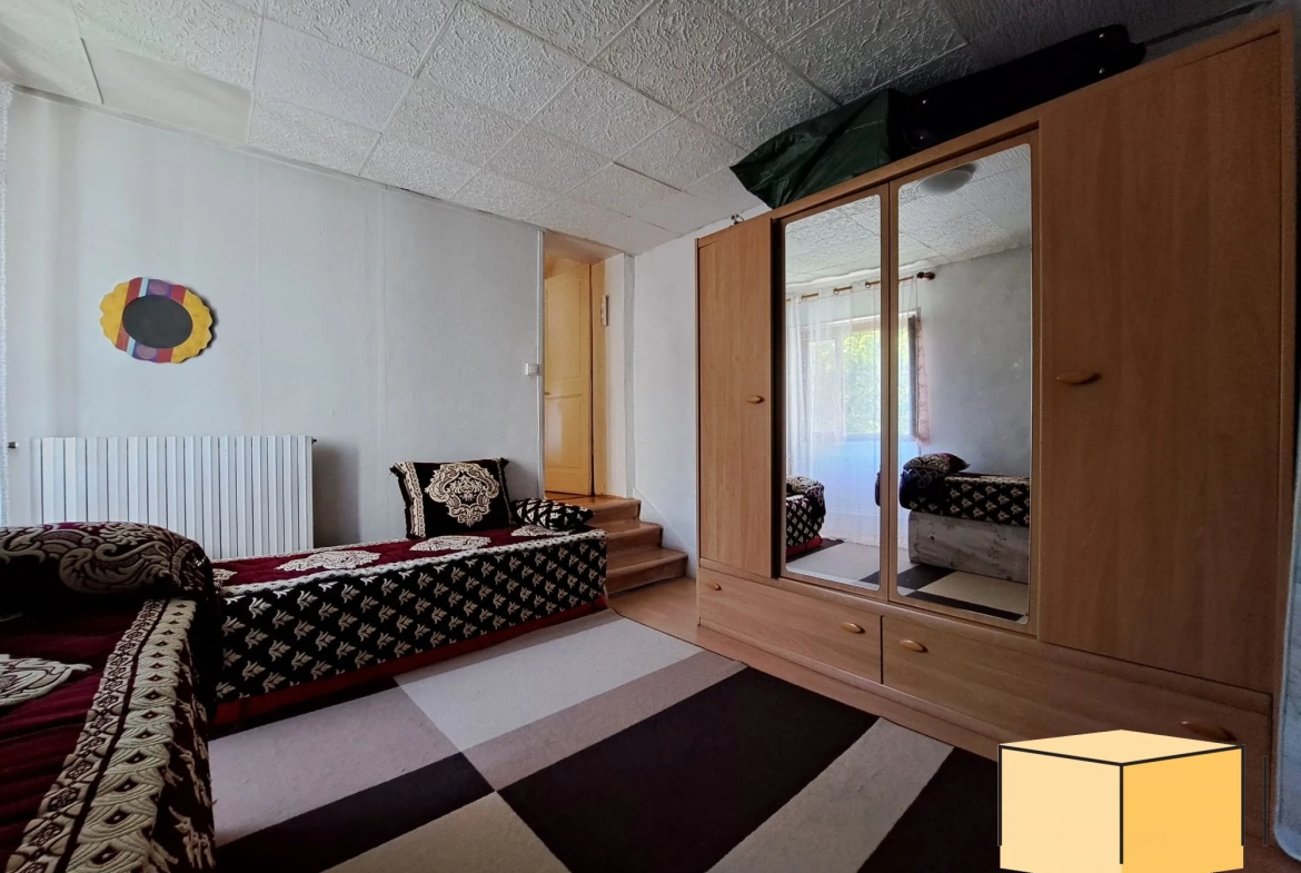 Maison de ville à Belley avec grand terrain, dépendances et potentiel d'aménagement 
