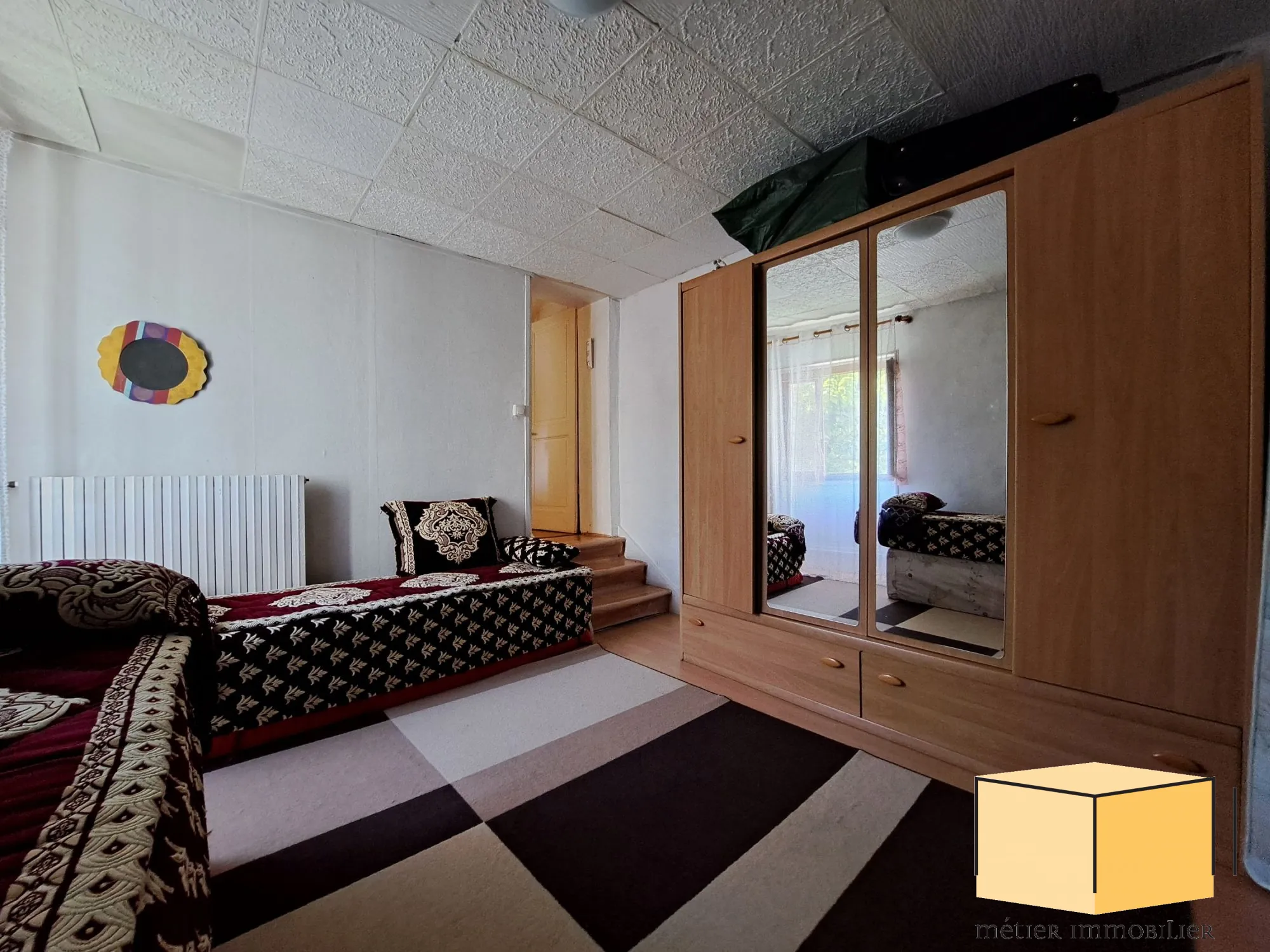 Maison de ville à Belley avec grand terrain, dépendances et potentiel d'aménagement 
