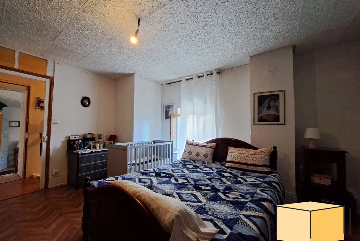 Maison de ville à Belley avec grand terrain, dépendances et potentiel d'aménagement 