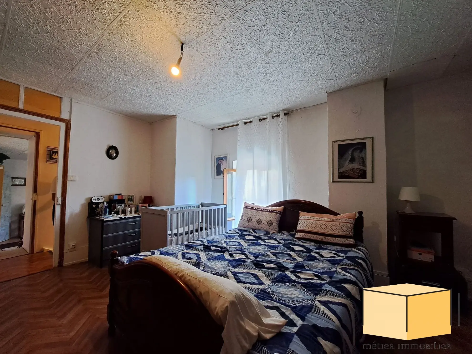 Maison de ville à Belley avec grand terrain, dépendances et potentiel d'aménagement 