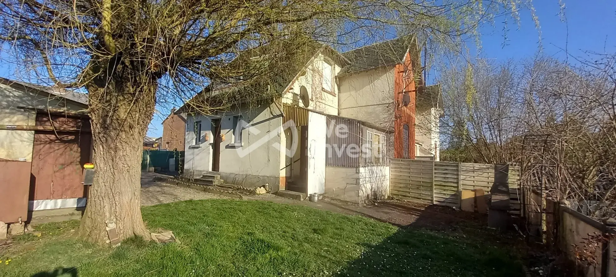 Ensemble immobilier à Sains-du-Nord avec 2 maisons, garage et parking, idéal pour investisseur 