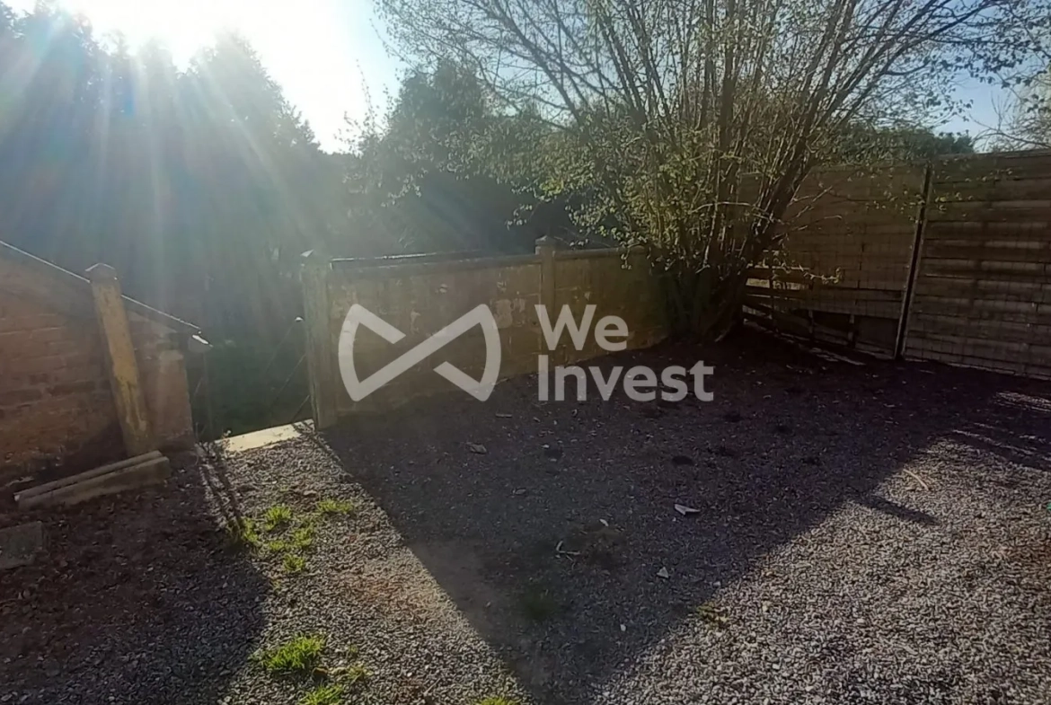 Ensemble immobilier à Sains-du-Nord avec 2 maisons, garage et parking, idéal pour investisseur 