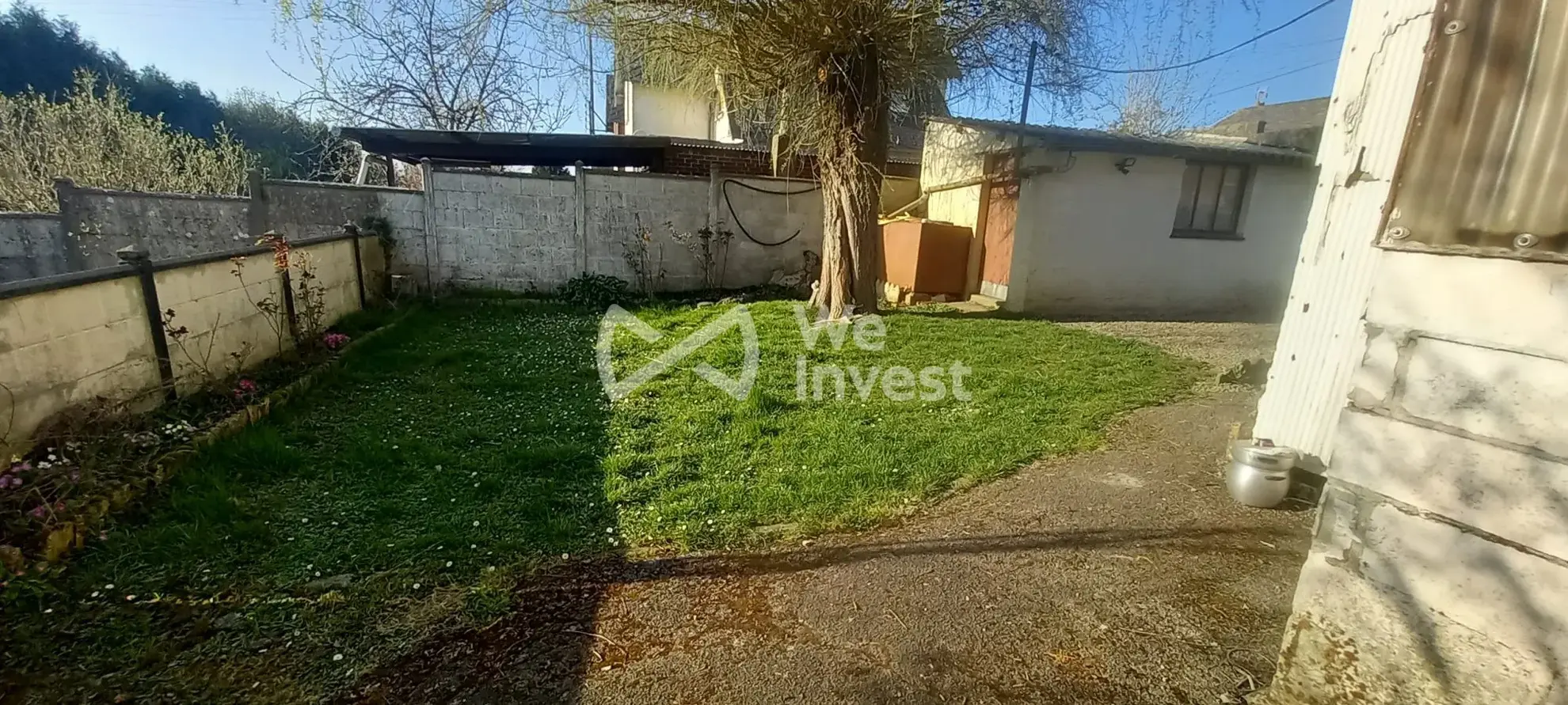 Ensemble immobilier à Sains-du-Nord avec 2 maisons, garage et parking, idéal pour investisseur 