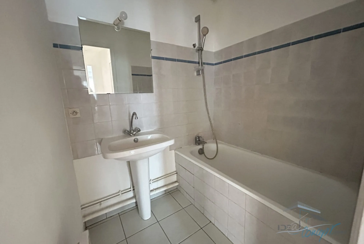 Appartement F2 dans le centre de Janville-sur-Juine avec cave, à vendre 