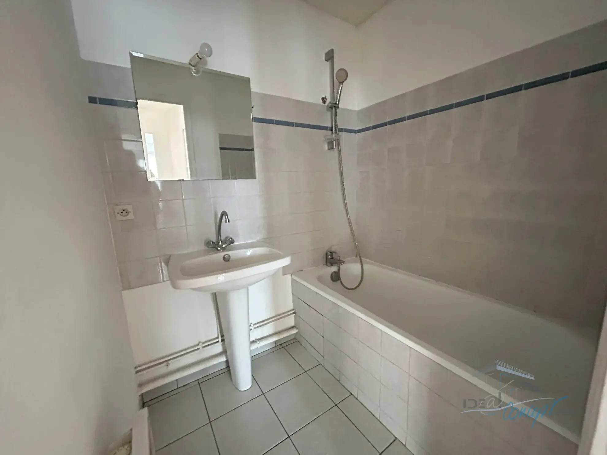 Appartement F2 dans le centre de Janville-sur-Juine avec cave, à vendre 