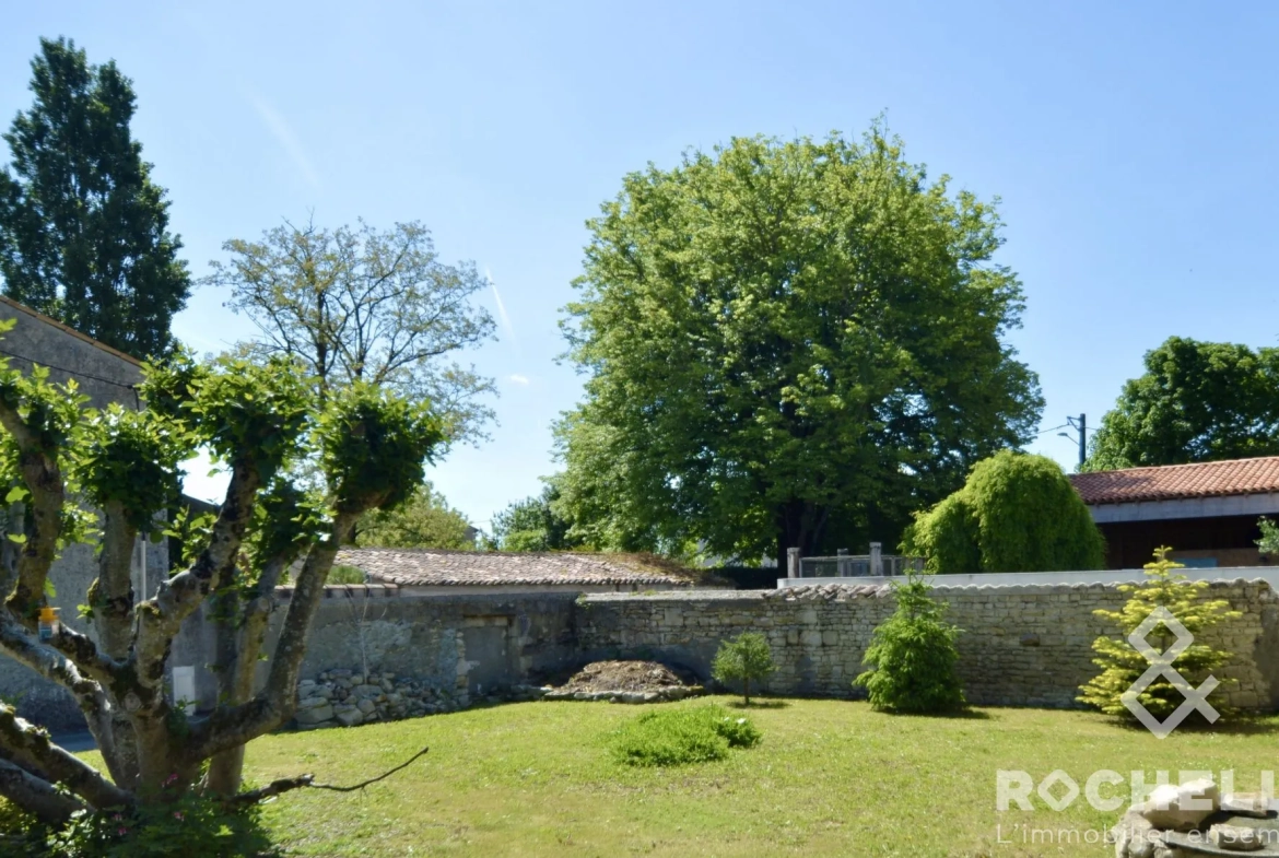 Charmant chai en pierre à rénover à Vérines proche La Rochelle 