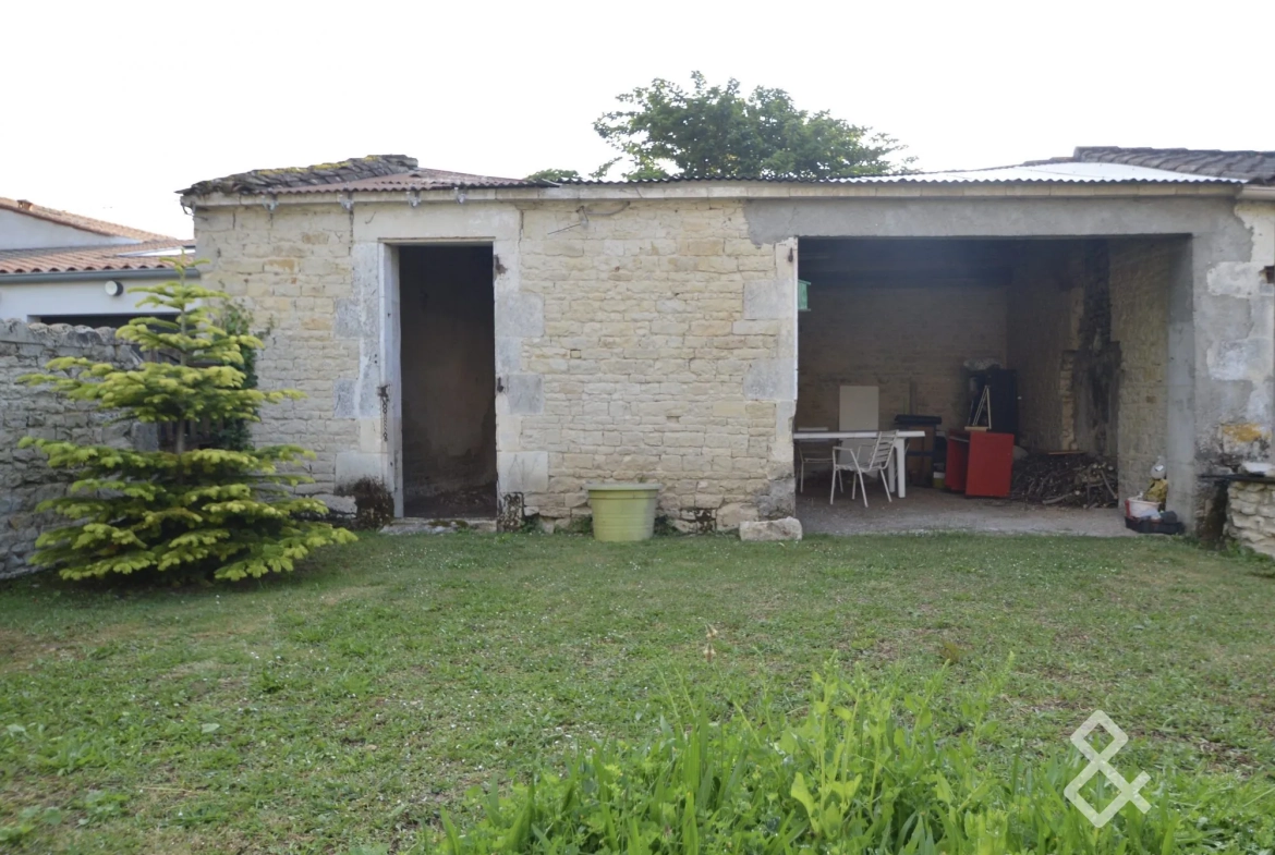 Charmant chai en pierre à rénover à Vérines proche La Rochelle 