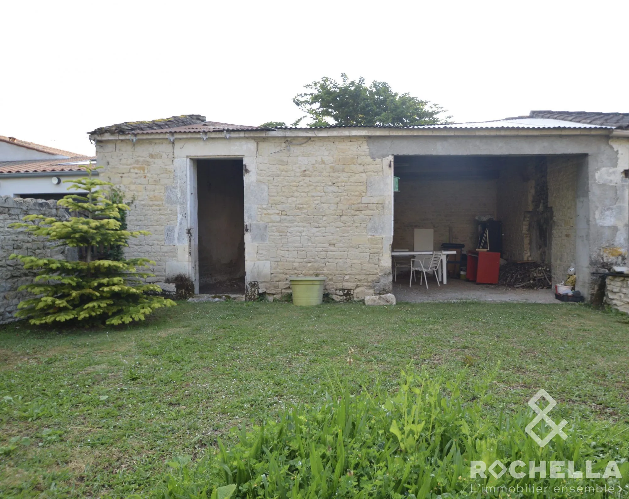 Charmant chai en pierre à rénover à Vérines proche La Rochelle 