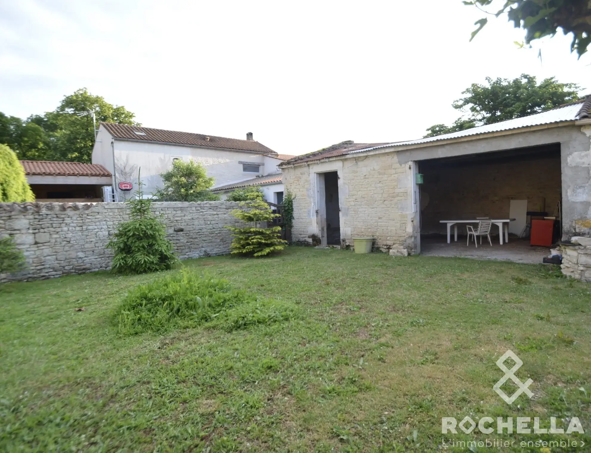 Charmant chai en pierre à rénover à Vérines proche La Rochelle 
