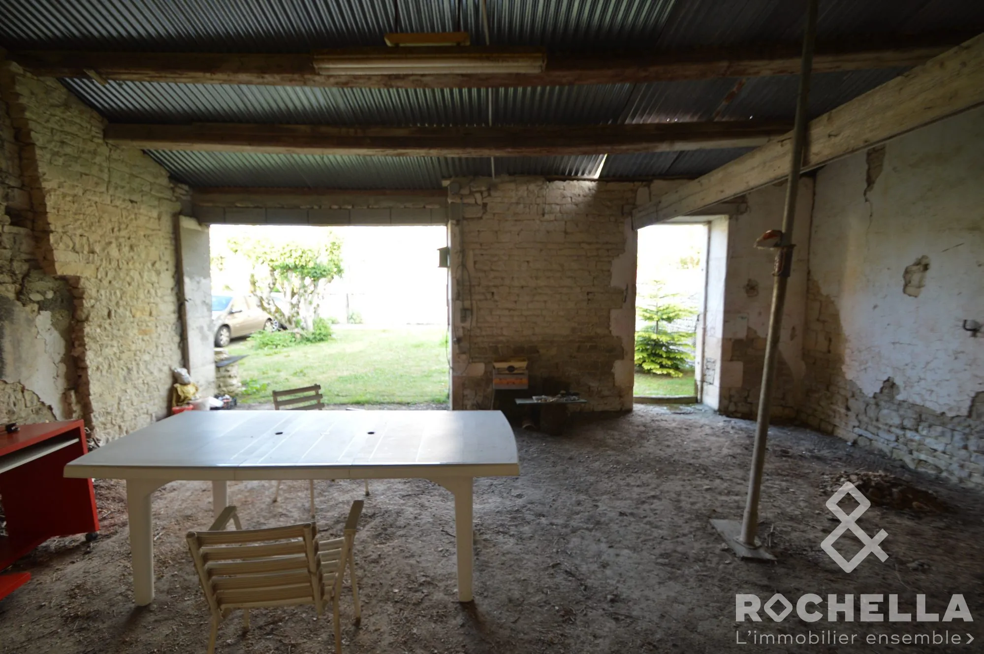 Charmant chai en pierre à rénover à Vérines proche La Rochelle 