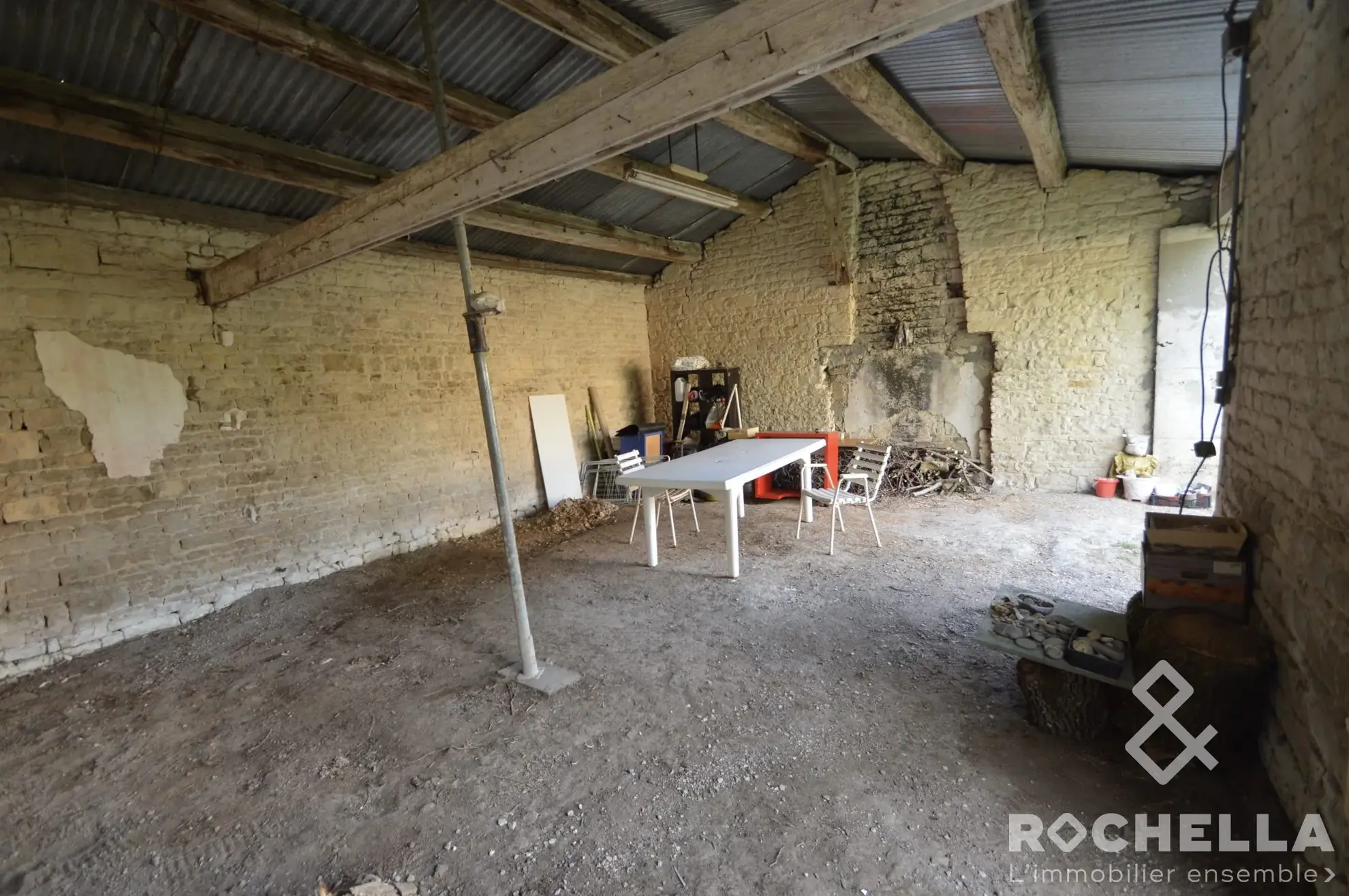 Charmant chai en pierre à rénover à Vérines proche La Rochelle 