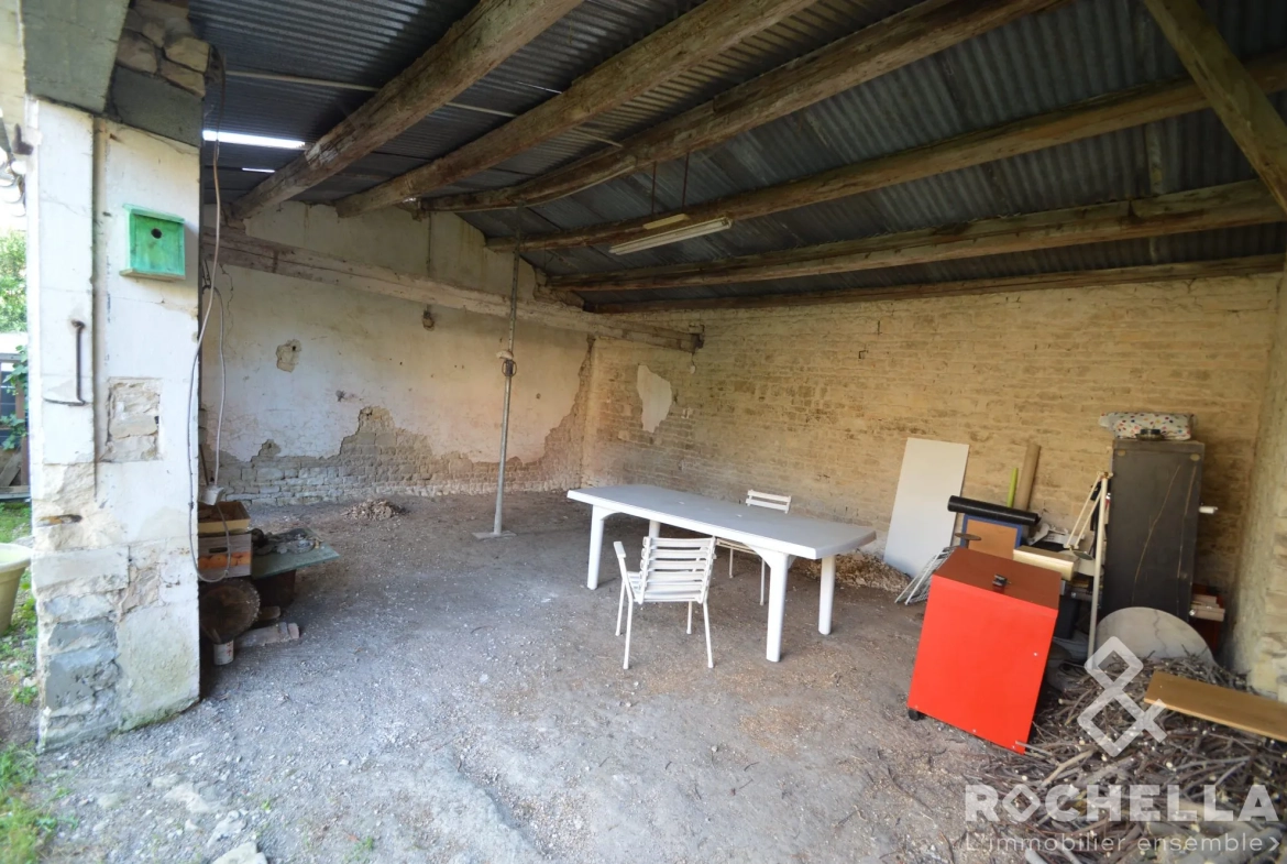Charmant chai en pierre à rénover à Vérines proche La Rochelle 