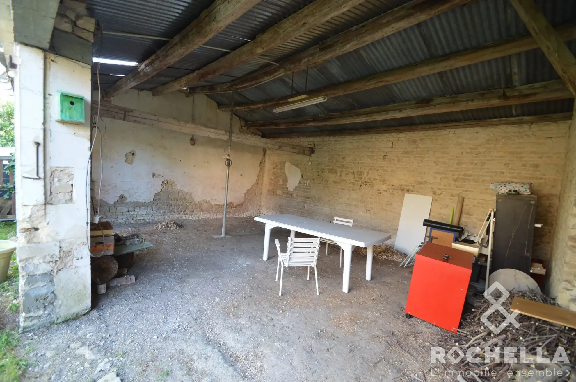 Charmant chai en pierre à rénover à Vérines proche La Rochelle 