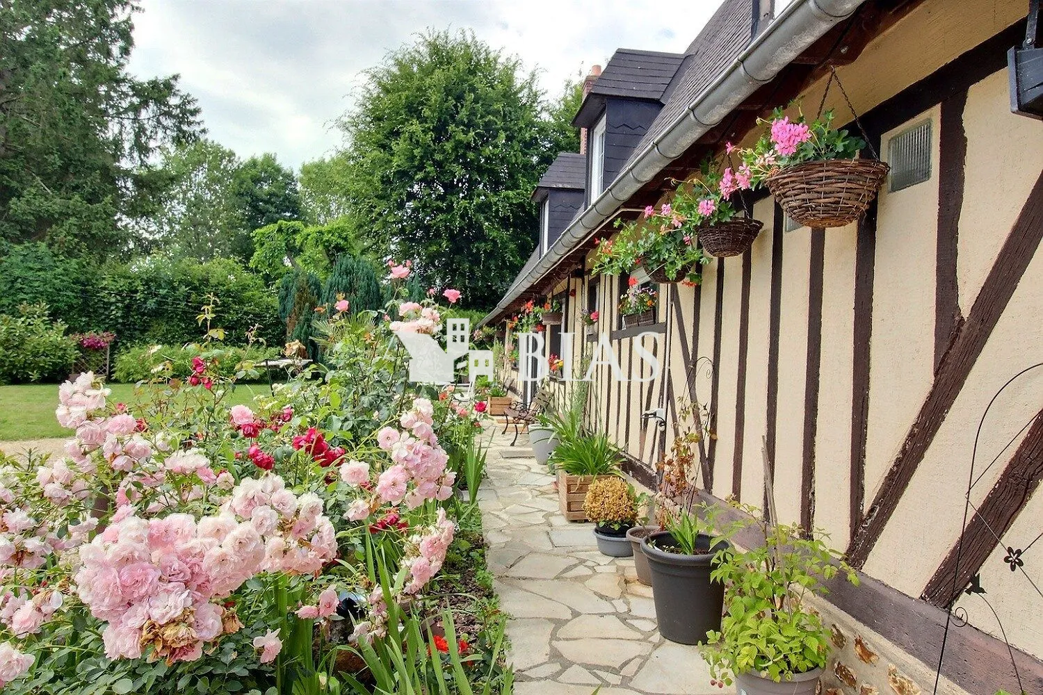 Magnifique maison à vendre à Bernay en Normandie avec jardin et 3 chambres 