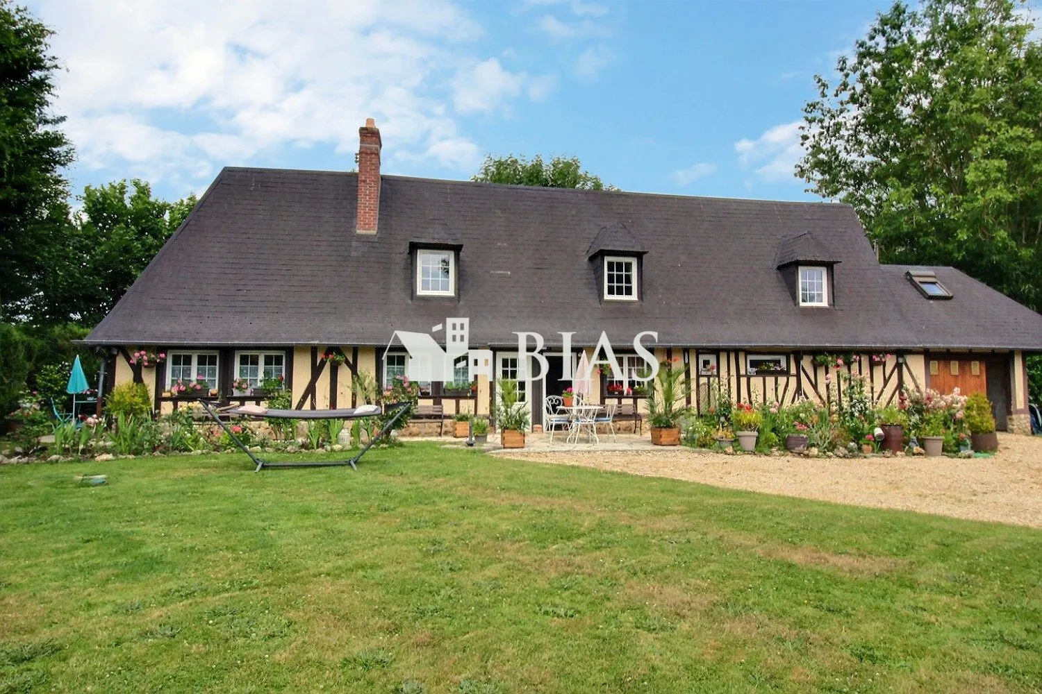 Magnifique maison à vendre à Bernay en Normandie avec jardin et 3 chambres 