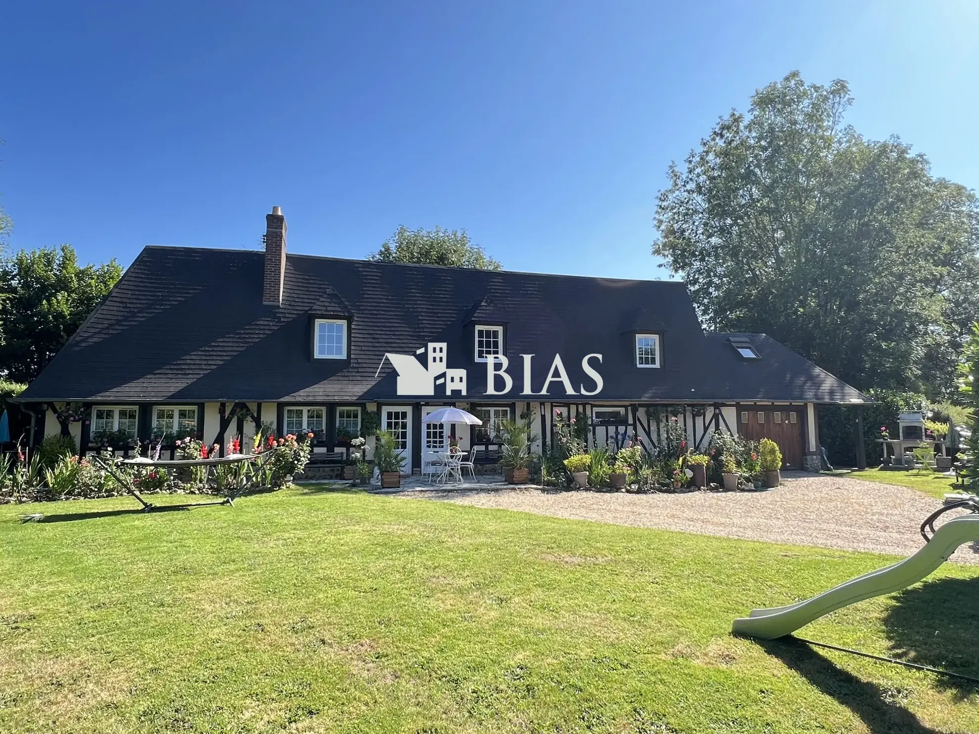 Magnifique maison à vendre à Bernay en Normandie avec jardin et 3 chambres 