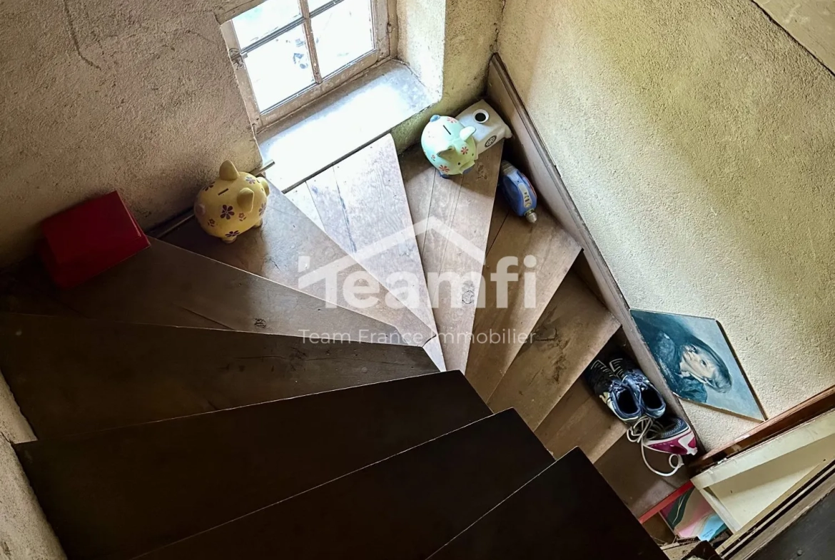 Belle maison à rénover avec jardin de 1600 m² à La Monnerie-le-Montel 