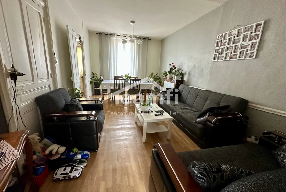Belle maison à rénover avec jardin de 1600 m² à La Monnerie-le-Montel 