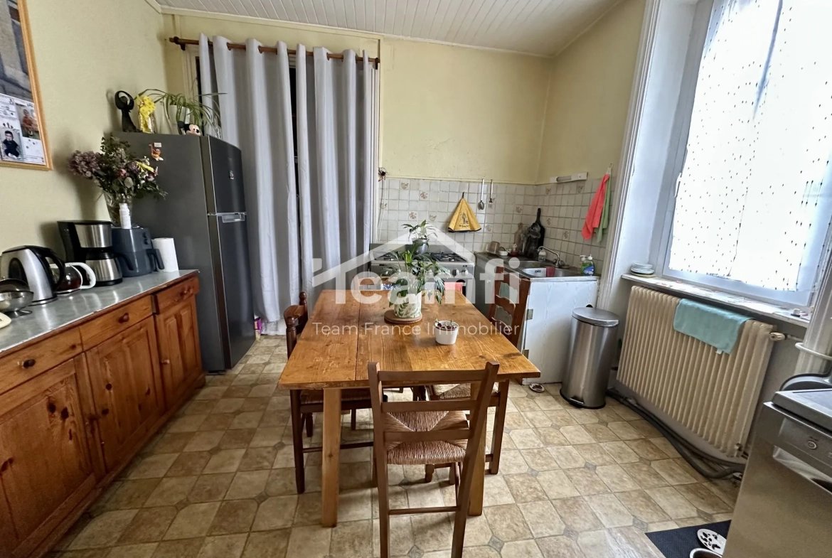 Belle maison à rénover avec jardin de 1600 m² à La Monnerie-le-Montel 