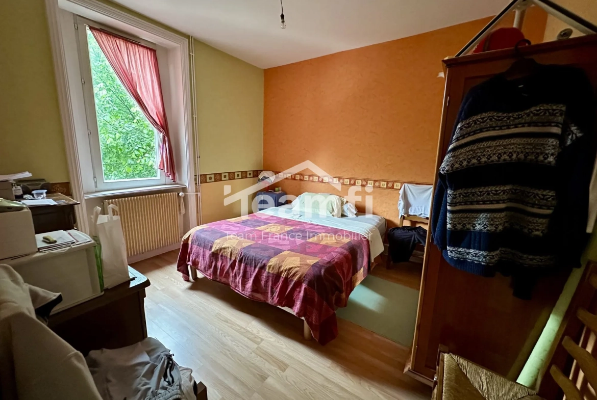 Belle maison à rénover avec jardin de 1600 m² à La Monnerie-le-Montel 