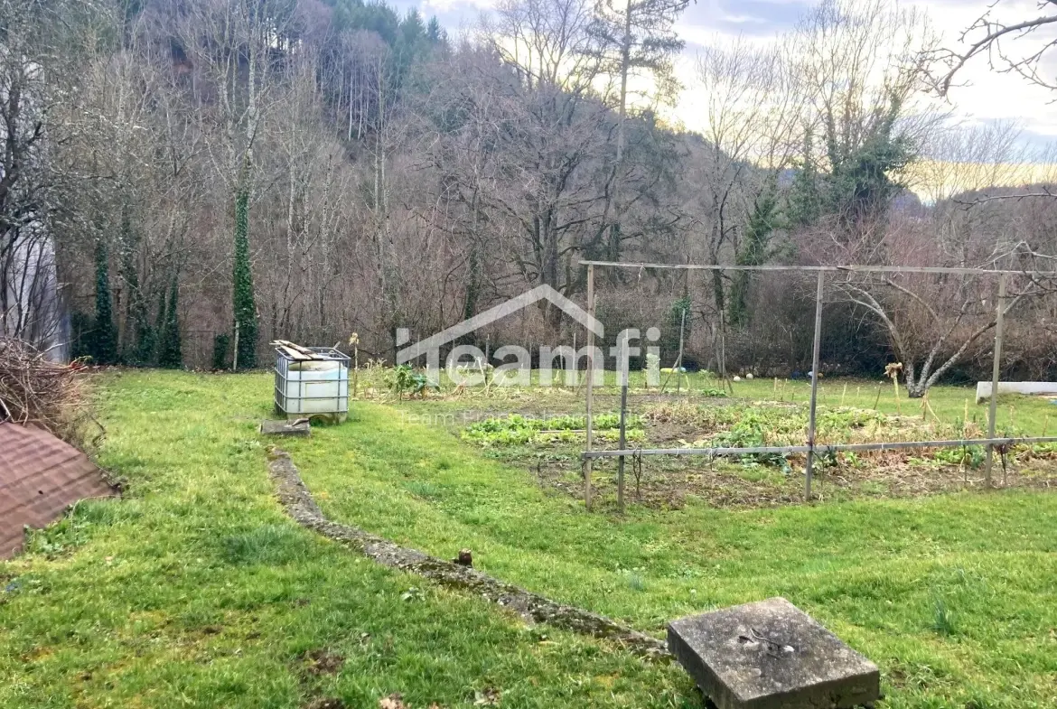 Belle maison à rénover avec jardin de 1600 m² à La Monnerie-le-Montel 