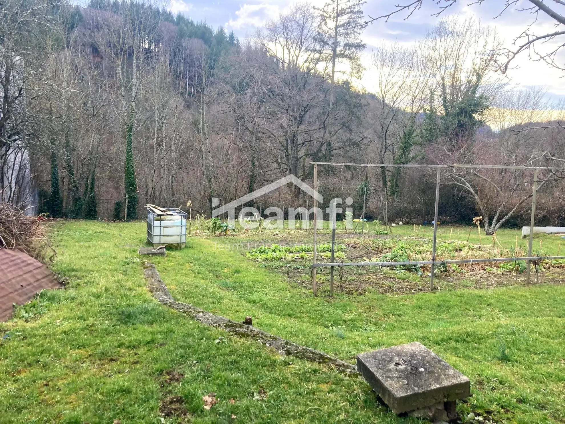 Belle maison à rénover avec jardin de 1600 m² à La Monnerie-le-Montel 