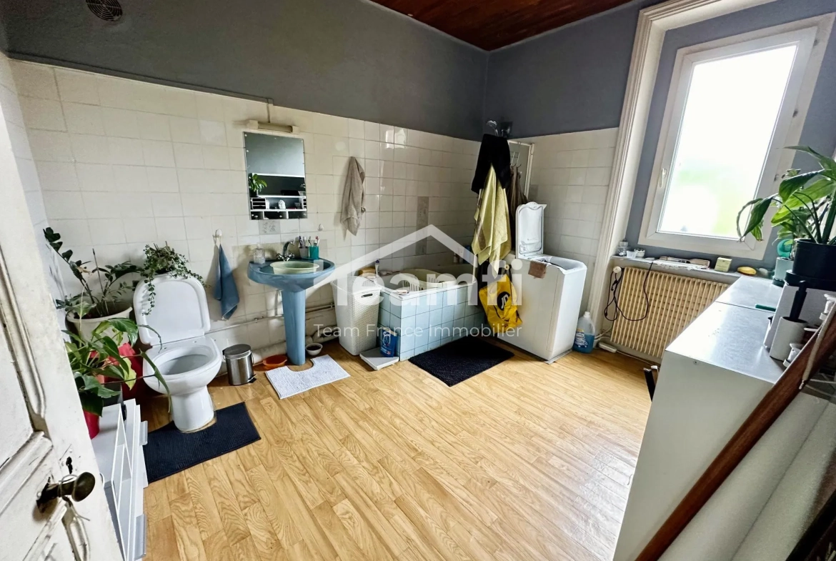 Belle maison à rénover avec jardin de 1600 m² à La Monnerie-le-Montel 