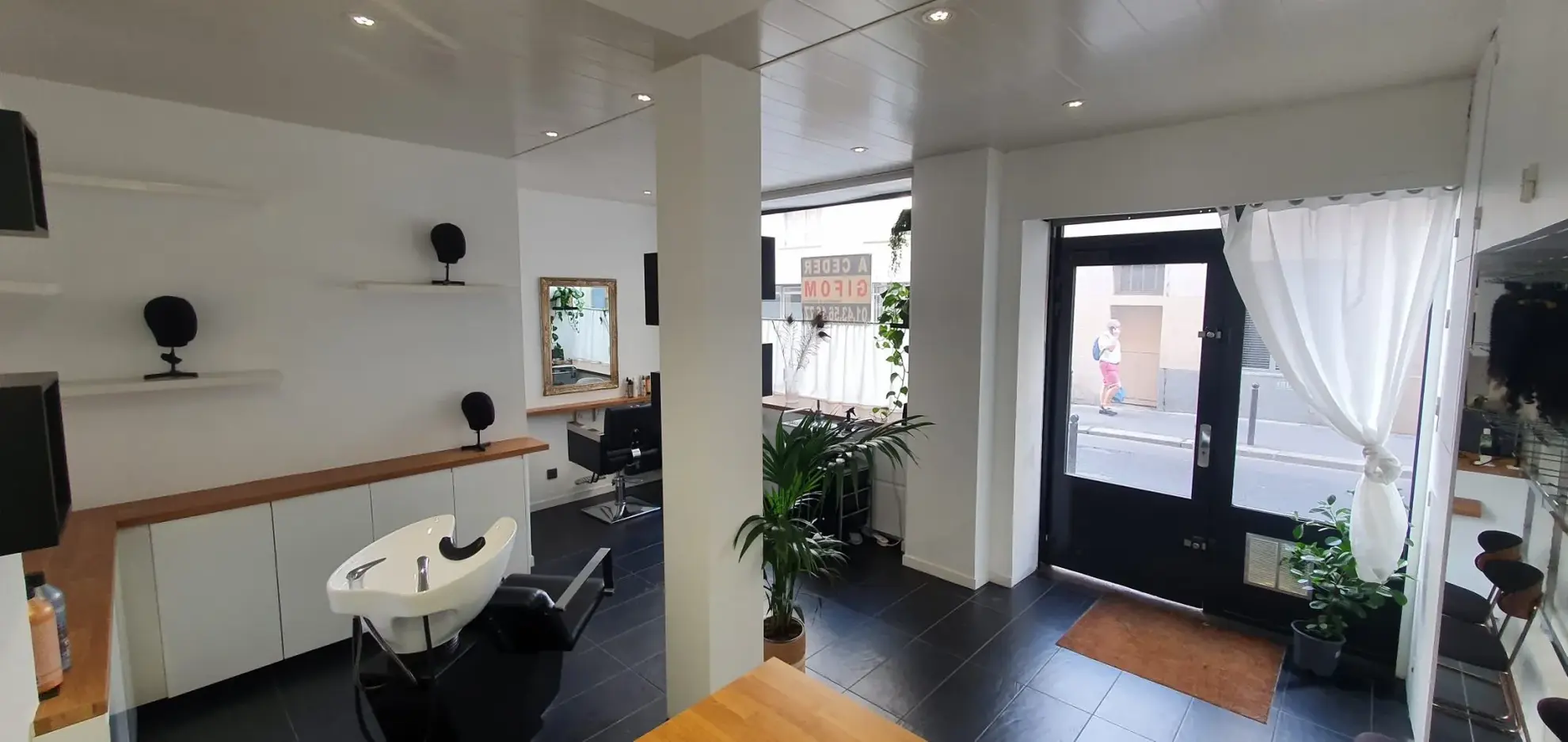 Vente fonds de salon de coiffure et soins du corps à Paris 11ème 