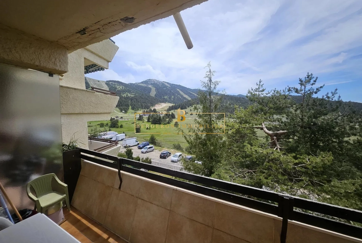 Studio à vendre à Gréolières avec balcon et vue sur pistes – Investissement idéal 