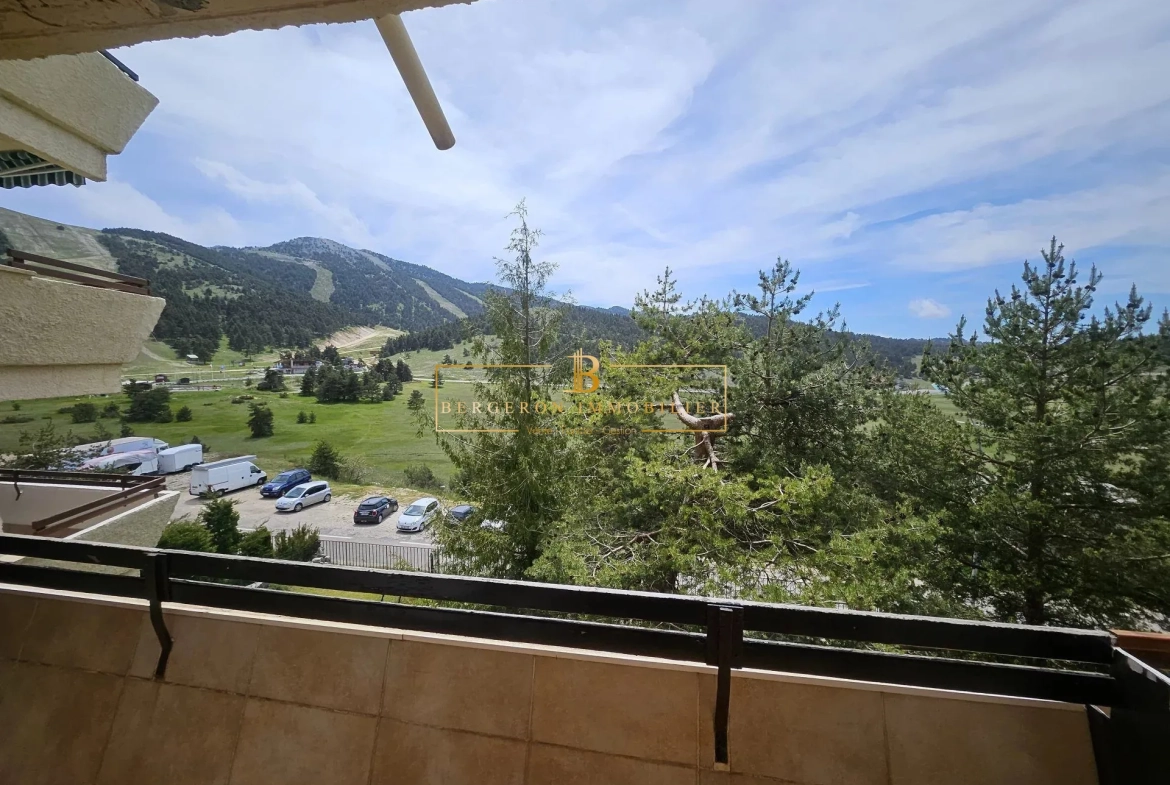 Studio à vendre à Gréolières avec balcon et vue sur pistes – Investissement idéal 